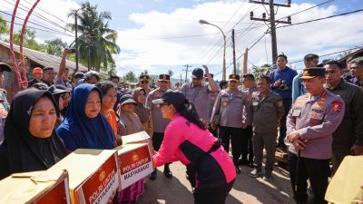 Ketum Bhayangkari Beri Bantuan hingga Hibur Anak-anak Korban Bencana di Tapanuli Tengah