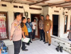 Kapolsek Krembung Sambang Desa Tanjekwagir, Salurkan Bansos untuk Warga