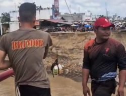 Brimob Aceh Pasang Tali Sling pada Jembatan Putus dan Geser Speed Boat untuk Mendukung Mobilitas Warga di Bireuen