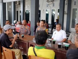 Kapolsek Taman Mediasi BUMDes Tawangsari dan Warga yang Keluhkan Pengelolaan Peternakan Ayam