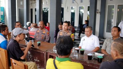 Kapolsek Taman Mediasi BUMDes Tawangsari dan Warga yang Keluhkan Pengelolaan Peternakan Ayam