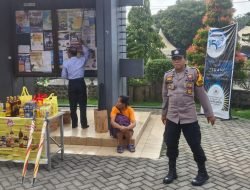 Jelang Natal dan Tahun Baru, Bhabinkamtibmas Tropodo Perkuat Keamanan Gereja Salib Suci