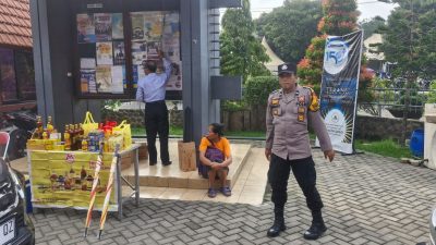 Jelang Natal dan Tahun Baru, Bhabinkamtibmas Tropodo Perkuat Keamanan Gereja Salib Suci