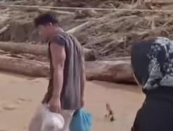 Aksi Heroik Brimob Gendong Bayi Seberangi Jembatan Nyaris Roboh di Tapanuli Selatan