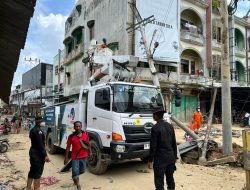 Personel Brimob Kawal Penormalan Listrik di Aceh Tamiang