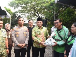 Bupati Sidoarjo Bagikan Paket Sembako, Wujud Sinergi Sosial Antara Yayasan MSP dan Polri