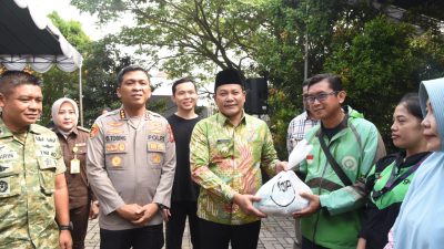 Bupati Sidoarjo Bagikan Paket Sembako, Wujud Sinergi Sosial Antara Yayasan MSP dan Polri