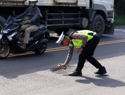 Jelang Nataru, Polres Gresik Tandai Jalan Berlubang Untuk Keselamatan Pengendara