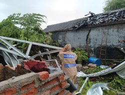 Angin Puting Beliung Terjang Desa Prasung, Polsek Buduran Bantu Warga Terdampak