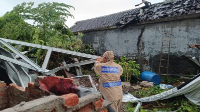 Angin Puting Beliung Terjang Desa Prasung, Polsek Buduran Bantu Warga Terdampak