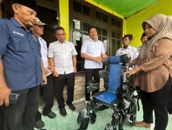 Salah Satu Warga Down syndrome Terima Bantuan Kursi Roda