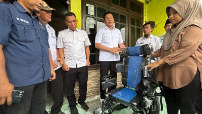 Salah Satu Warga Down syndrome Terima Bantuan Kursi Roda