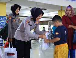 Amankan Libur Nataru dan Sapa Humanis Polwan Sidoarjo ke Penumpang Bus di Terminal Purabaya