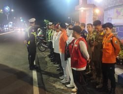 Sinergi Lintas Instansi Jaga Keamanan Nataru, Koramil Sampang Aktif di Pos Pantau Alun-Alun Kota