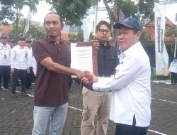 BKKBN Jatim Serahkan Surat Keputusan Kelompok Kerja Dalam Rangkaian “ASN Peduli Berbagi” 
