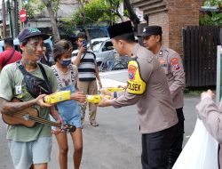 Indahnya Berbagi di Jumat Berkah, Polsek Taman Bagikan Makanan ke Warga di Jalan Raya Wonocolo