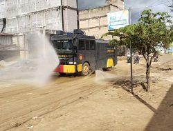 Polri Minimalisir Debu Pasca Banjir, Water Cannon Disemprotkan di Jalan Lintas Aceh Selatan
