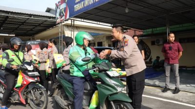 Kapolres Mojokerto Kota Silaturahmi Salurkan Bantuan Sosial untuk Ojol dan Tukang Becak