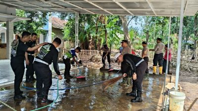 Polres Situbondo Bersihkan Fasum Terdampak Banjir Bandang di Desa Kalianget