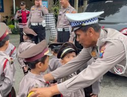 Personel Polsek Balongbendo Edukasi Siswa PAUD Darus Sibyan, Tanamkan Citra Polisi Ramah Anak