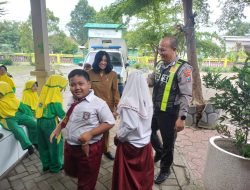 Senyum Sapa Personel Polsek Krian di Sekolah, Wujudkan Polisi Sahabat Anak