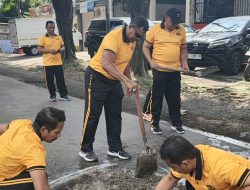 Cegah Laka Lantas, Polsek Balongbendo Lakukan Bhakti Keselamatan Tambal Jalan Berlubang