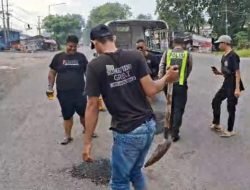 Personel Polsek Krian Respon Cepat Tangani Jalan Berlubang untuk Keselamatan Pengguna Jalan