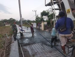 Babinsa Koramil Sreseh Gotong Royong Bersama Warga Bangun Jalan Rabat Beton