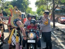 Unik..! Polres Blitar Kota Terjunkan Gatotkaca dan Werkudara Sosialisasikan Ops Keselamatan Semeru 2026