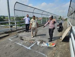 Wakapolsek Tanggulangin Bersama Satpol PP Sigap Tangani Jalan Berlubang di Fly Over Wates
