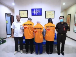 OJK Serahkan Tiga Tersangka Kasus Kredit Fiktif dan Penilapan Deposito BPR Panca Dana ke Kejaksaan Negeri Depok