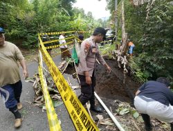 Pasang Police Line Polres Lumajang Tangani Longsor di Tempursari Kendaraan Berat Dilarang Melintas