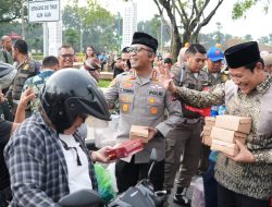 Solid dan Peduli, Forkopimda Sidoarjo Bagikan Ratusan Takjil di Alun-Alun