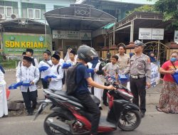 Polsek Krian Amankan Kegiatan Berbagi Takjil SDN 4 Krian