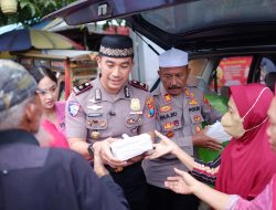 Kapolsek Taman Bersama Bhayangkari dan Anggota Polsek Taman Bagikan Takjil kepada Pengguna Jalan