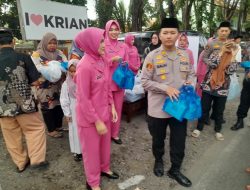 Tebar Kepedulian di Bulan Ramadan, Kapolsek Krian Bersama Bhayangkari Bagikan Takjil