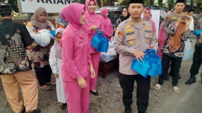 Tebar Kepedulian di Bulan Ramadan, Kapolsek Krian Bersama Bhayangkari Bagikan Takjil