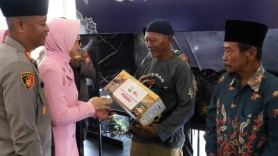 Ramadhan Berbagi : Polres Tulungagung Salurkan Bantuan Sembako Untuk Penggali Kubur dan Bilal Jenazah