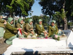 Ketua Persit KCK Koorcab Rem 084/BJ Bersama Pengurus Ikuti Ziarah di TMP