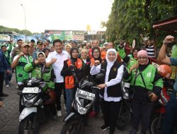 Khofifah Bersama Bupati Sidoarjo Bagikan BBM Gratis dan Sembako ke 200 Ojol Sidoarjo