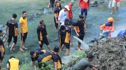 Polres Ngawi Bersihkan Aliran Sungai di Jembatan Purba, Dukung Gerakan Indonesia ASRI