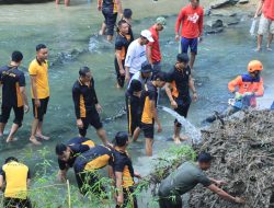 Polres Ngawi Bersihkan Aliran Sungai di Jembatan Purba, Dukung Gerakan Indonesia ASRI