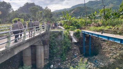 Polres Ponorogo Bangun Jembatan Merah Putih, Warga Tidak Lagi Terisolir