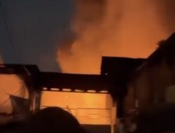 Gudang Daur Ulang Plastik di Sidoarjo Dilalap Si Jago, Proses Sempat Terkendala