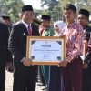Peringatan Hari Otonomi dan Hardiknas 2026, Serahkan Penghargaan Pada Guru dan Siswa Berprestasi 