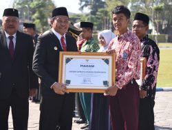 Peringatan Hari Otonomi dan Hardiknas 2026, Serahkan Penghargaan Pada Guru dan Siswa Berprestasi 