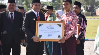 Peringatan Hari Otonomi dan Hardiknas 2026, Serahkan Penghargaan Pada Guru dan Siswa Berprestasi 