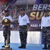 Hardikal ke-80, TNI AL dan Warga Surabaya Bersihkan Kota dan Bagi Sembako