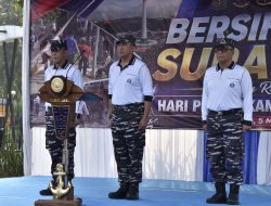 Hardikal ke-80, TNI AL dan Warga Surabaya Bersihkan Kota dan Bagi Sembako