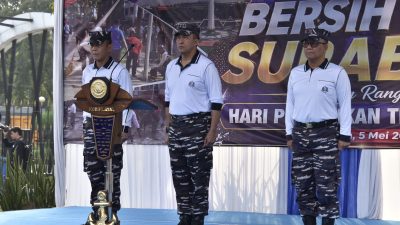 Hardikal ke-80, TNI AL dan Warga Surabaya Bersihkan Kota dan Bagi Sembako